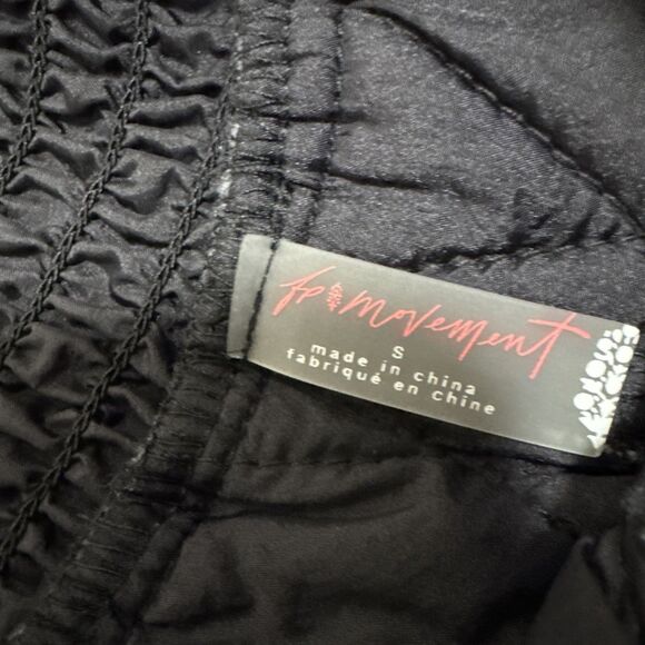 Free People Women FP MOVEMENT Discover Quilted Shorts Sz SMALL Solid Black Zips - Picture 4 of 7
